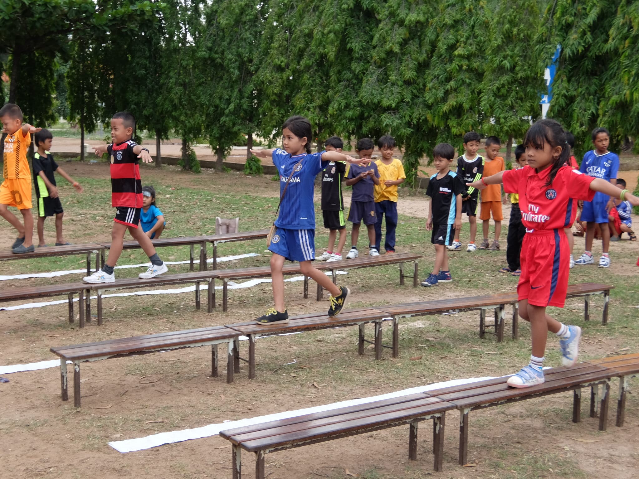 小学校の体育・手作りの平均台で授業